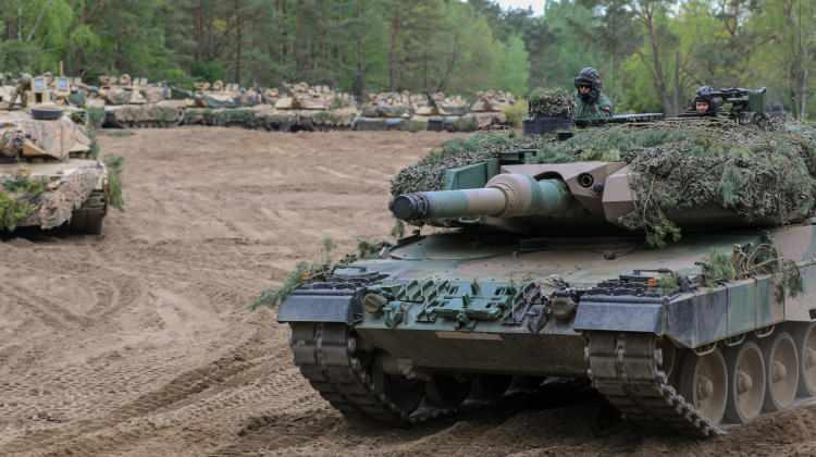 <p>Batı ülkelerinden 300 tank isteyen Ukrayna, envanterinde faal olan tank ve zırhlı araçların önemli bölümünü kendi savunma sanayi imkanlarıyla modernize edip ayrıca türev ya da yeni tasarım araçların üretimini sürdürmeye çalışıyor. Ancak Batılı ülkelerin yaptığı son açıklamalarda, tedarik edebilecekleri tank sayısı şimdilik 100 civarında görünüyor.</p> <p> </p> 