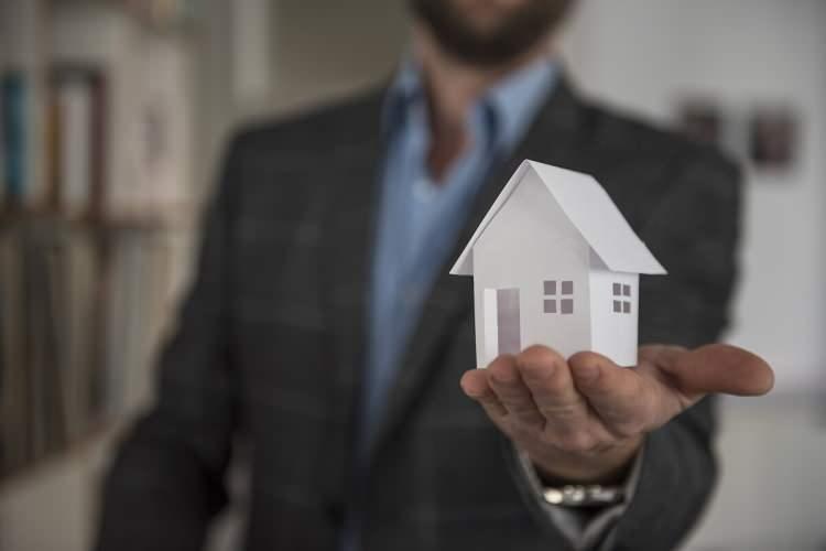 <p>Apartman Site Yöneticileri ve Sakinleri Derneği (ASİYED), Emlak ve Kiracı Sorunları Derneği (EMLAKDER) ve Tüketici Başvuru Merkezi'nin genel başkanlıklarını yapan avukat İbrahim Güllü de konut ve kira artışlarına paralel olarak apartman site aidatlarında da artışlar yaşandığını, neredeyse kiralarla yarışan aidatlar görüldüğünü, bazı bölgelerde asgari ücreti bulan aidatların söz konusu olduğunu söyledi.</p>
<p> </p>