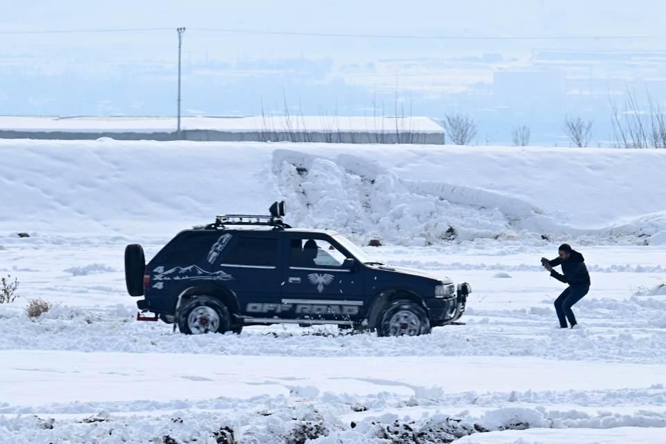 <p>Van Gölü kıyısında trafiğin olmadığı güvenli alana gelen gruptakiler, araçlarıyla karlı arazide heyecan dolu anlar yaşadı.</p>

<p> </p>
