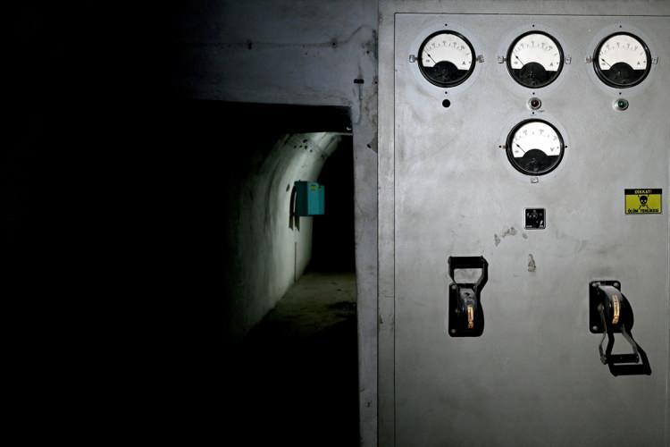 <p>Kısa süreli 3 bin 600, uzun süreli bin 200 kişinin kalabileceği sığınakta, havalandırma, ısıtma, elektrik, jeneratör ve su tesisatı birimleri yer alıyor.</p>