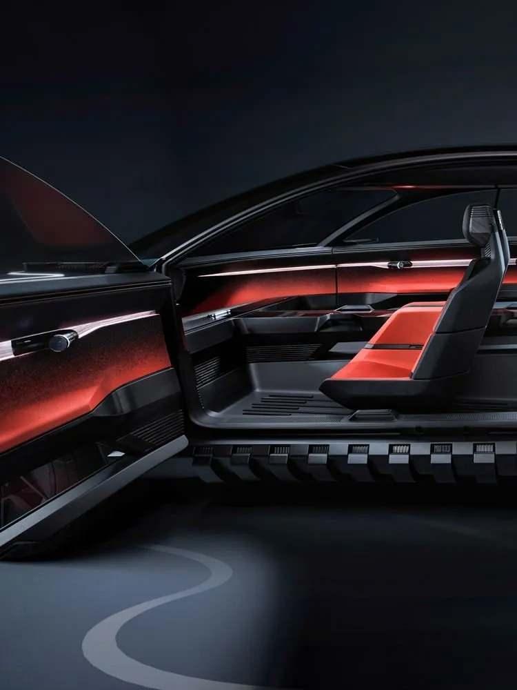 <p>Ve 25 dakikadan kısa bir sürede, 100 kWh pil yüzde 5'ten yüzde 80'e şarj oluyor. Audi activesphere, 600 kilometreyi aşan menziliyle, uzun mesafeler için son derece uygun.</p>