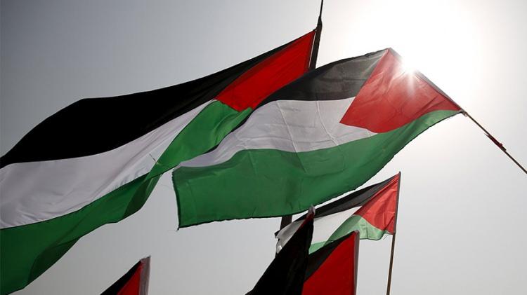 <p>Filistin resmi televizyonun haberine göre, Abbas'ın Cenin'de yaşamını yitirenler için 3 günlük ulusal yas ilan etmesinin ardından Filistin'de bayraklar yarıya indirildi.</p>

<p>Filistin yönetimi de İsrail ordusunun Cenin baskını üzerine olağanüstü toplandı.</p>
