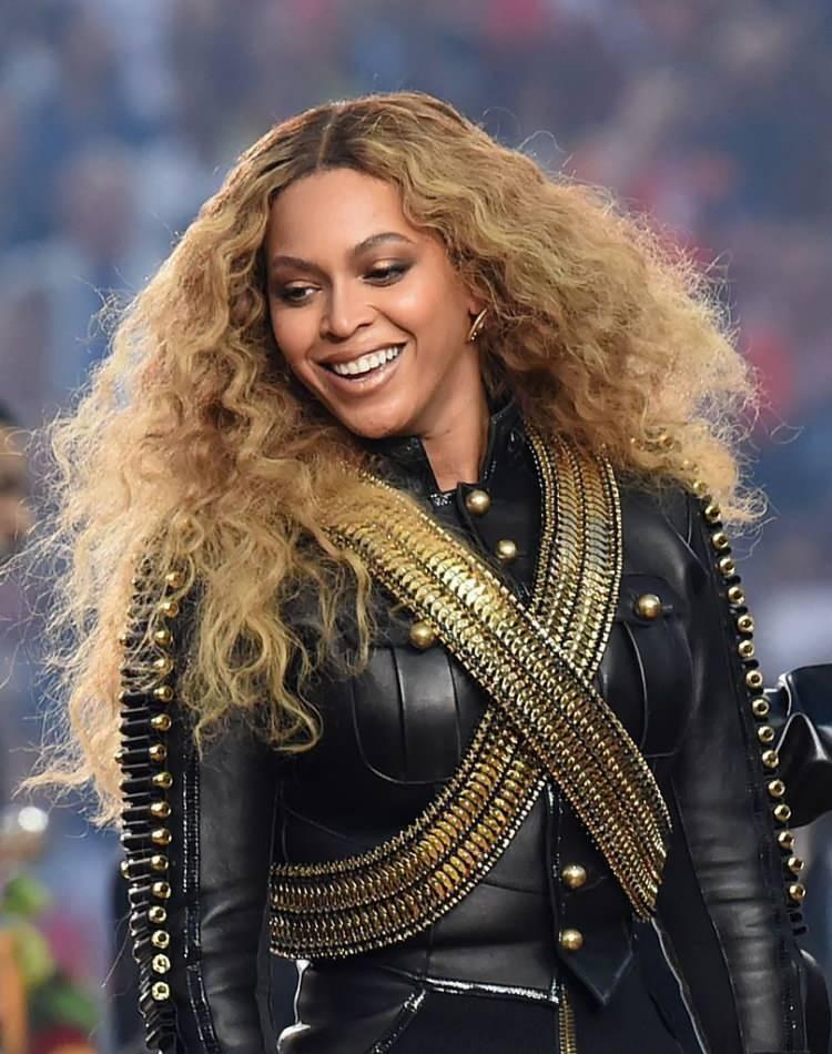 <p><span style="color:#800000"><strong>Dubai'deki bir otelin açılışında bir saatlik konser veren Beyonce, 24 milyon dolar (yaklaşık 450 milyon TL) kazandı.</strong></span></p>
