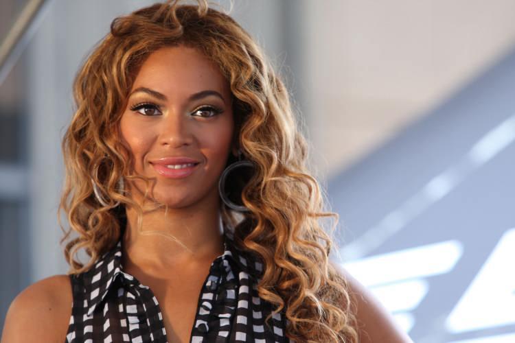 <p><span style="color:#800000"><strong>2018'den bu yana konser vermeyen ABD'li şarkıcı Beyonce, Dubai'deki bir otelin açılışında sahne aldı.</strong></span></p>

<p> </p>
