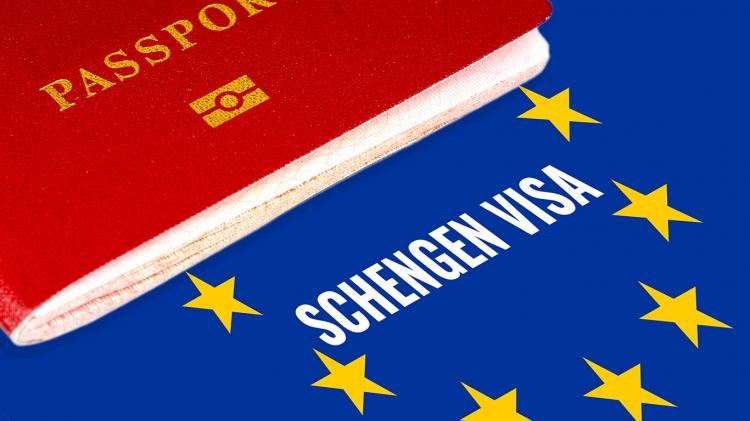 <p><span style="color:#2F4F4F"><strong>Ünlü model Dilara Kurşun, geçtiğimiz Kasım ayında Avrupa turu için Schengen vizesi almak istedi. Bir arkadaşının vize almasına yardım eden işletmeci Gökmen Ö. ile iletişime geçen Kurşun, vize için gerekli bütün belgeleri (vesikalık fotoğraf, pasaport ve eski vizeler) kargoyla ilgili yere gönderdi. </strong></span><a href="https://www.yasemin.com/"><span style="color:rgb(255, 255, 255)"><strong>(Yasemin.com)</strong></span></a></p>
