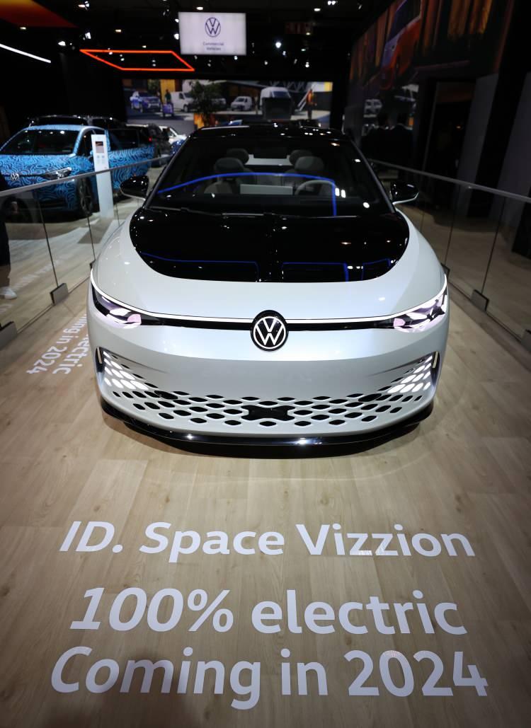 <p>Özellikle elektrikli otomobillere geniş yer verilen fuarda, Volkswagen, Peugeot, Citroen, Fiat, Opel, Alfa Romeo, DS, Renault, Dacia, Honda, Subaru, Toyota, Mazda, Hyundai, Ford, Nissan ile birlikte, Mercedes, BMW, Audi, Tesla, Porche, Bugatti, Lamborghini, Bentley gibi çok sayıda lüks otomobil de sergilendi.</p>