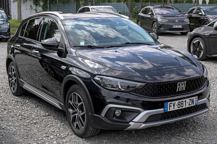 <p>SUV gövdeli yeni Egea'nın, PSA raflarından alınan ve Peugeot, Opel, Citroen gibi markaların otomobillerine hayat veren CMP platformunda üretilme ihtimali de bir hayli yüksek.</p>

<p>Öte yandan, yeni Egea'nın tasarımında Citroen C5 Aircross ve Fiat'ın Latin Amerika'da satılan modeli Pulse'dan izler taşıyacağı öngörülüyor.</p>

<p>Ayrıca, Yeni Egea'nın SUV olarak satışa sunulmasının ardından ise, mevcuttaki hatchback, sedan ve station wagon gövde tiplerinin tarihe karışacağı belirtiliyor.</p>
