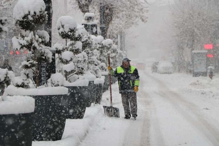 <p>Meteoroloji Genel Müdürlüğü'nün uyarısının ardından kentte 2 gündür kar yağışı etkili oluyor. </p>

<p> </p>
