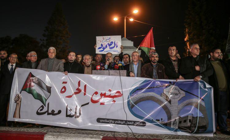 <p>Hamas Siyasi Büro Başkan Yardımcısı Salih el-Aruri, yaptığı yazılı açıklamada, İsrail'e "Cenin'de yaptığı katliamın bedelini ödetme" tehdidinde bulunarak, Filistin direnişinin olaya tepkisinin gecikmeyeceğini vurguladı.</p>