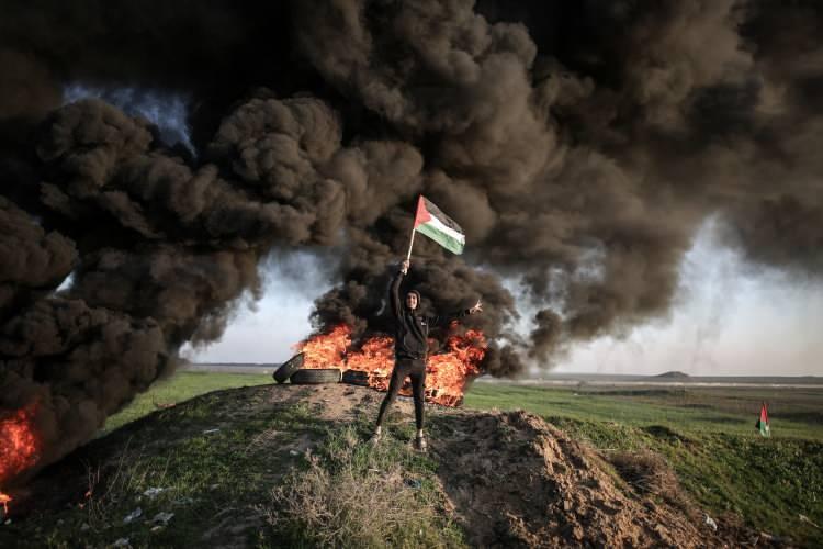<p>Hamas yöneticilerinden Abdulhakim Hanini de Filistinlilerin özgürlük ve onur yolunda yaptığı fedakarlıkların boşa gitmeyeceğini vurguladı.</p>
<p>Hanini, "Filistin halkı, zafer elde edinceye kadar devrimi sürdürecek, işgalcilerin saldırıları ateş olarak kendi yüzlerine geri dönecektir." ifadesini kullandı.</p>