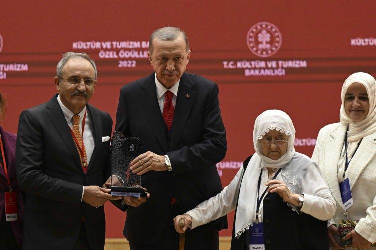 <p>Cumhurbaşkanı Erdoğan, Tören'de yaptığı açıklamada, uzun yıllar boyunca kültür sanat camiasına yönelik süregelen mahalle baskısını reddettiklerini söyledi.</p>
