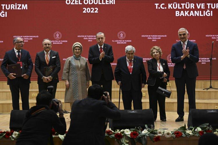 <p>Cumhurbaşkanı Erdoğan, Kültür ve Turizm Bakanlığı Özel Ödülleri Töreni’nde yaptığı konuşmada, “Bu ödüller gençlerimizi teşvik etme yanında, sahip olduğumuz kıymetlerin ülkemizde ve dünyada tanınmaları noktasında da önemlidir. Takdir ve taltif edilen her halisane çalışma yenilerinin önünü açmakta, yeni projelerin müjdecisi olmaktadır” dedi.</p>

<p> </p>
