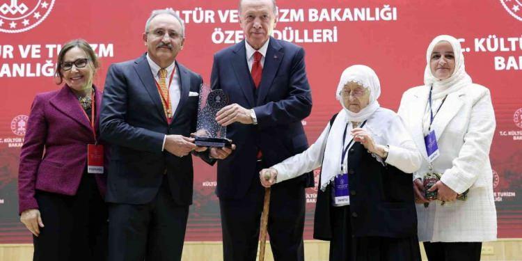<p><span style="color:#000000"><strong>Kültür ve Turizm Bakanlığı 2022 Özel Ödülleri'nin sahipleri belirlenirken Bayburt ile bölgenin ekonomik kalkınmasına katkı sağlayan ve sosyal yaşam kalitesini artıran Kenan Yavuz Etnografya Müzesi adına ödülü Müze Kurucusu Kenan Yavuz Başkan Erdoğan'ın elinden aldı.</strong></span></p>

