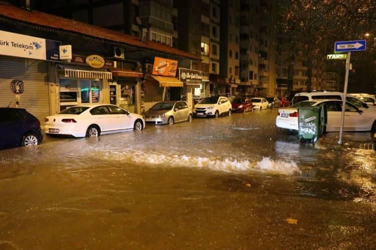 <p>Kentte gece saatlerinde başlayan ve etkisini artıran sağanak, yollarda su birikintilerine neden oldu.</p>