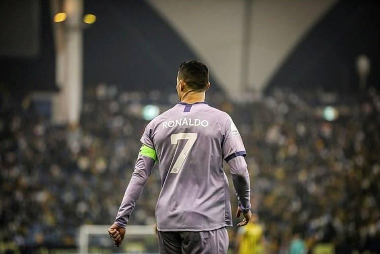 <p>İngiliz spor gazetesi The Guardian, futbolda 2022 yılının en iyi futbolcularını belirlerken, Cristiano Ronaldo listede yer almadı.</p>