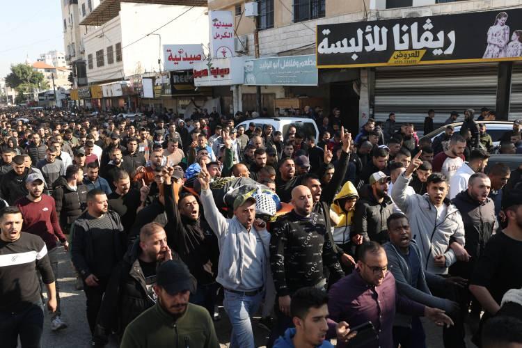 <p>Cenin Devlet Hastanesi'nden alınan Filistinlilerin cenazeleri, kentteki Cenin Mülteci Kampı ve Barkayn ile el-Yamun beldelerindeki ailelerinin evine getirildi.</p>
