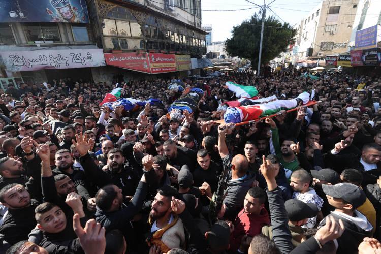 <p>Görgü tanıklarından alınan bilgiye göre, cenaze törenlerine katılan Filistinliler, İsrail'in Batı Şeria'daki saldırganlığını sloganlar eşliğinde havaya ateş açarak protesto etti.</p>