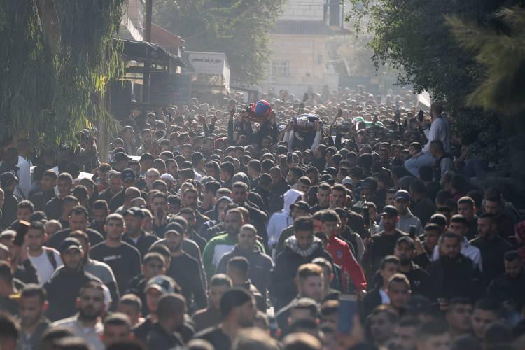 <p>İsrail askerleri, sabah saatlerinde Cenin Mülteci Kampı'na yaptığı baskında gerçek mermi ve göz yaşartıcı gaz kullanırken bölgedeki Filistinli silahlı gruplarla askerler arasında çatışma çıkmıştı.</p>