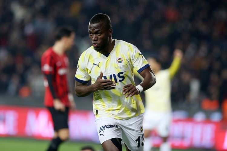 <p>Fenerbahçe'nin golcü yıldızı Enner Valencia, sarı lacivertli takımdaki geleceğiyle ilgili konuştu. Fenerbahçe'de mutlu olduğunu söyleyen Enner Valencia, yönetimin sözleşme uzatma teklifine yeşil ışık yaktı. Son olarak Meksika ekibi Cruz Azul, tecrübeli oyuncuyu transfer etmek istemişti. Ancak teklifi geri çeviren Enner Valencia, Fenerbahçe'de kalmak istediğini söyledi. (AKŞAM)</p>
