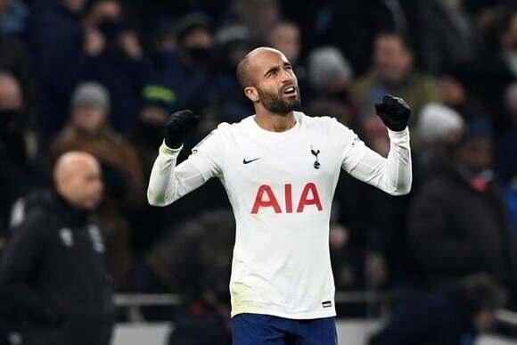 <p>Tottenham'ın mukavelesini yenilemeyeceği Brezilyalı futbolcu, şu anda tüm tekliflere kulaklarını kapattı. Galatasaray, devreye Taffarel'i soktu. İtalya basınındaki haberlere göre; Roma ve Galatasaray, Lucas Moura için kapışıyor.</p>
