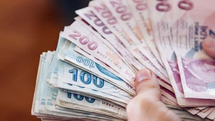 <p><strong>'EYT DÜŞÜK MAAŞ ALACAK' İDDİASI ÇÜRÜDÜ</strong></p>
<p> </p>
<p>Konuyla ilgili açıklamalarda bulunan Çalışma ve Sosyal Güvenlik Bakanı Vedat Bilgin, "EYT ile emekli olacakların maaş zamlarına mevcut emeklilerin aksine yüzde 30 değil de yüzde 18 civarı bir zam yapıldığı iddiası da gerçeği yansıtmamaktadır. Böyle bir şey olması mümkün mü? Yok tabii ki. Emeklilerimizin elde ettiği tüm kazanımlar onlar için de geçerli. Hesaplamalarda hiçbir farklılık yoktur. Bu söylentilere kimse inanmasın. Devlet emekliler arasında ayrım yapmaz. Biz sosyal devletiz." diye konuştu.</p>