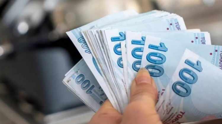 <p><strong>EYT MAAŞI HESAPLAMASI NASIL OLACAK?</strong></p>
<p> </p>
<p>Sabah'ın aktardığı bilgiye göre; EYT'lilerin maaşları da her SGK'lı gibi hesaplanacak. Düzenlemeyi bir kenara koyacak olursak her ay yaklaşık 40 bin kişi emekli oluyor. Bu kişilerin maaşları nasıl hesaplanıyorsa EYT'lilerin de emekli maaşları öyle hesaplanacak.</p>