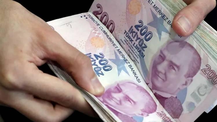 <p>KİMLER YÜKSEK EMEKLİ MAAŞI ALACAK?</p>
<p> </p>
<p>EYT'ye tabi olanlar da temelde bütün emekliliğe hak kazanmışlar gibi prim gün sayısının çok olmasına bağlı olarak değil SGK'ya bildirilen prime esas kazanca göre maaş alacak. Yani brüt maaşı yüksek olanlar daha fazla emekli maaşı alacak.</p>