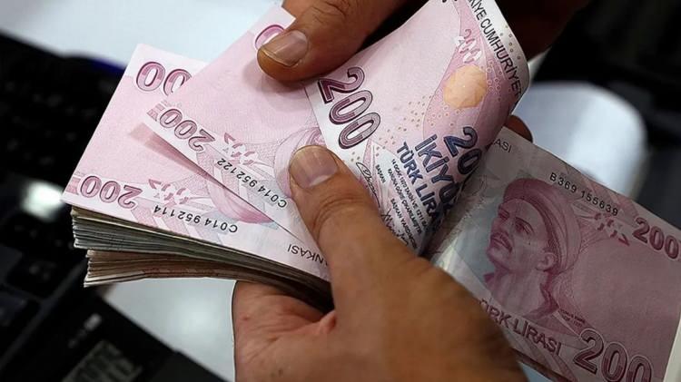 <p>Bütün çalışma hayatı asgari ücret üzerinden bildirilenler ise daha düşük maaş alacak. Burada üç ayrı hesaplama yapıldığı için tüm kazançlar önem kazanıyor. Yani son yıllar değil ilk çalışma hayatınızdan bu güne kadar tüm kazançlarınıza bakılıyor.</p>
<p> </p>
<p>Ayrıca 3 döneme ilişkin farklı Aylık Bağlama Oranları ve güncelleme katsayılarıyla nedeniyle; bu oranların yüksek olduğu dönemlerde primi daha fazla olan hak sahipleri daha yüksek emekli maaşı alacak.</p>
