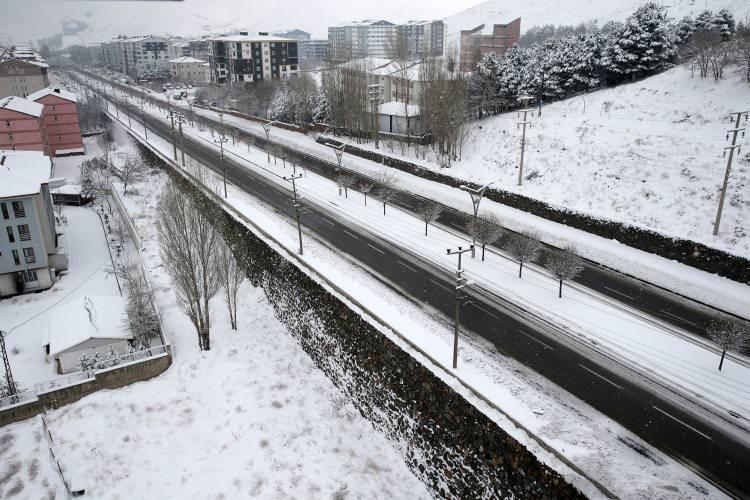 <p><strong>Bitlis'te kar yağışı</strong></p>

<p>Van, Hakkari, Bitlis ve Muş'ta olumsuz hava koşulları nedeniyle 1028 yerleşim biriminin yolu kapandı.</p>
