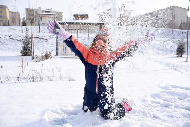 <p>Erzurum'da sabah saatlerinde başlayan ve aralıklarla etkisini artıran kar yağışı, kenti beyaza b&uuml;r&uuml;d&uuml;. &Ccedil;ocuklar karın keyfini oyunlar oynayarak &ccedil;ıkardı.</p>

<p>&nbsp;</p>

<p>&nbsp;</p>
