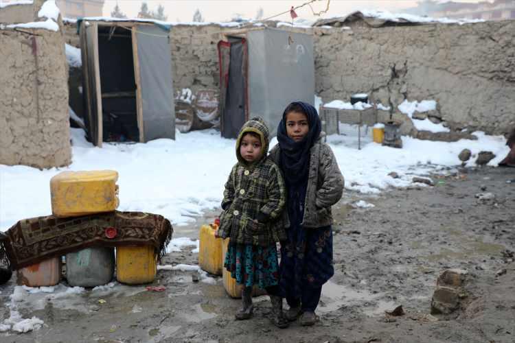 <p>Afganistan'da yaklaşık üç haftadır etkisini artıran olumsuz hava koşulları nedeniyle donarak ölenlerin sayısının 170'i geçtiği bildirildi.</p>
