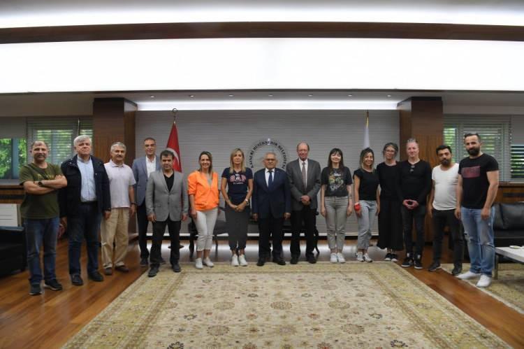 <p>Bu çerçevede fosil kazı çalışmalarında bulunan üç toynaklı at, bilim insanları tarafından ayağa kaldırıldı.</p>