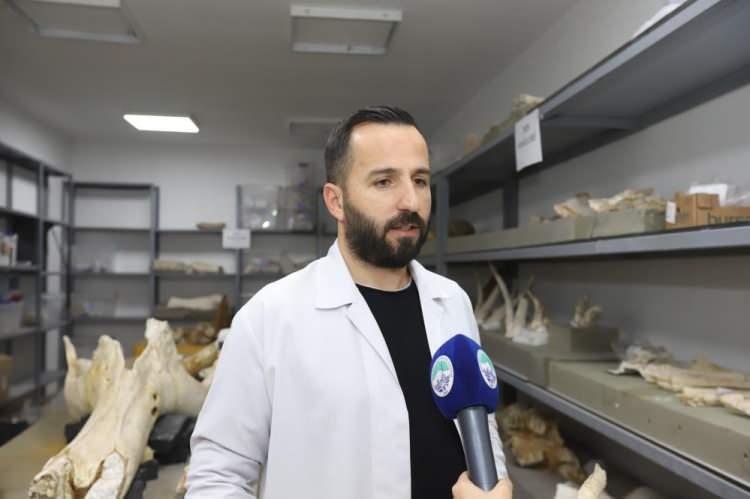 <p>Büyükşehir Belediye Başkanı Dr. Memduh Büyükkılıç’ın titizlikle takip ettiği fosil kazı çalışmaları devam ederken, danışmanlık yapan Ankara Hacı Bayram Veli Üniversitesi Arkeoloji Bölümü Öğretim Üyesi Prof. Dr. Okşan Başoğlu ve beraberindeki heyet, Kayseri Büyükşehir Belediye Başkanı Dr. Memduh Büyükkılıç’a nezaket ziyaretinde bulundu.</p>
