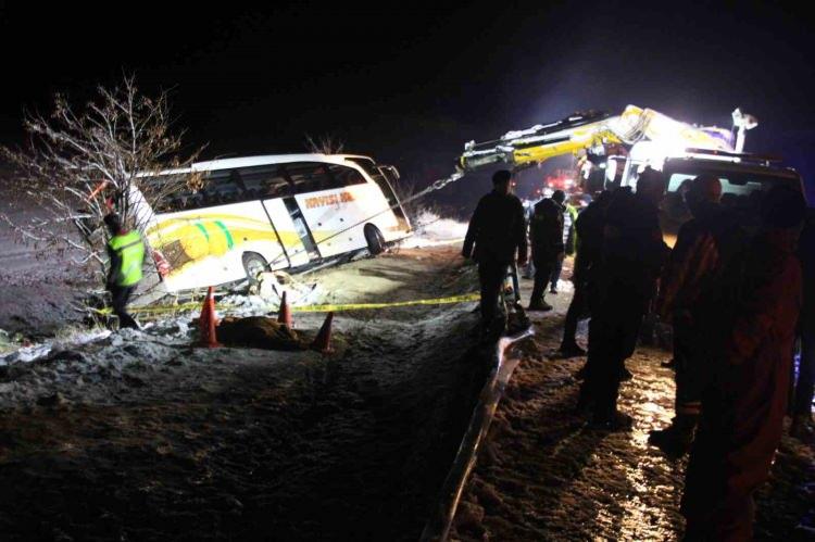 <p>Kayseri'nin Pınarbaşı ilçesinde yolcu otobüsünün şarampole devrilmesi sonucu 4 kişi hayatını kaybetti, 24 kişi yaralandı.</p>
