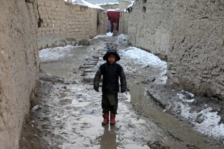 <p>Ayrıca soğuk havalarda artan talebin karşılanamaması nedeniyle ülke genelinde saatler süren elektrik kesintileri yaşanıyor. Başkent Kabil'in merkezine dahi günde en fazla 8-10 saat elektrik verilebiliyor.</p>
