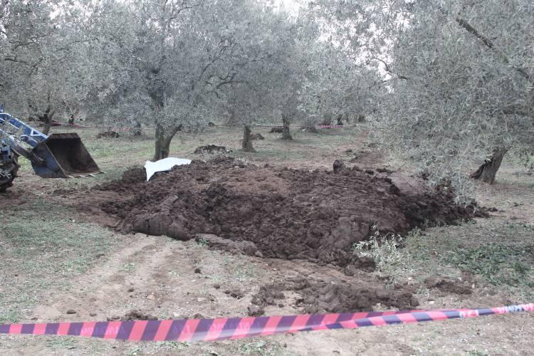 <p>Ceset üzerinde ve çevrede incelemelerin tamamlanmasının ardından ceset kesin ölüm nedeni ve kimliğinin tespiti için Adli Tıp Kurumuna sevk edildi.</p>