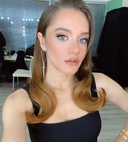 <p><span style="color:#800080"><strong>Setlerden fırsat bulamayan ve bu sebeple lisede devamsızlıktan kalan oyuncu, mezun olabilmek için</strong></span><span style="color:#B22222"><strong> yedi yıl </strong></span><span style="color:#800080"><strong>önce akşam lisesine kayıt yaptırmış fakat ona da devam edememişti.</strong></span></p>

