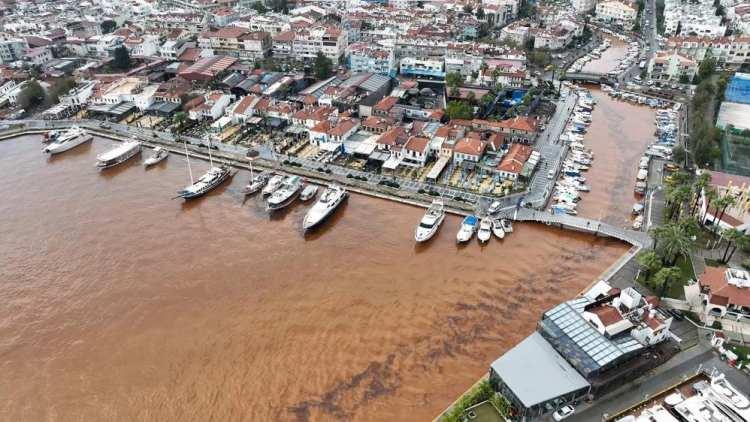 <p>Sağanak ve dolu dolayısıyla cadde ve sokaklarda su birikintileri oluştu.</p>
<p>Sarıana Mahallesi'nde bir otomobil azmağa düştü.</p>