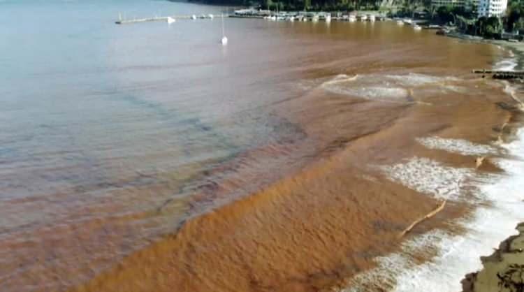 <p>Marmaris-Menteşe kara yoluna dağlardan kaya parçaları düştü. Karayolları ve Marmaris Bölge Trafik Müdürlüğü ekiplerince kaya parçaları temizlendi.</p>