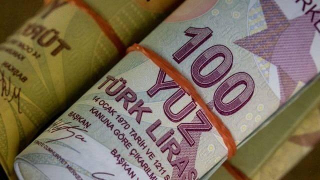 <p>Bilindiği gibi yükseköğrenim kredi borçlarının endekse bağlı olarak artışına son vermiştik. Artık gençlerimiz ne kadar kredi aldılarsa, sadece o rakamı geri ödüyor. Geçmişte endeksle oluşmuş borçları da silmiştik. Bu düzenlemeyle endeks dışındaki borcun da yeniden yapılandırılarak taksitle ödenmesini mümkün hale getiriyoruz. Kapsamlı bir uygulama, yapılandırma teklifimizin tüm hak sahiplerine hayırlı olmasını diliyoruz."</p>

<p> </p>

