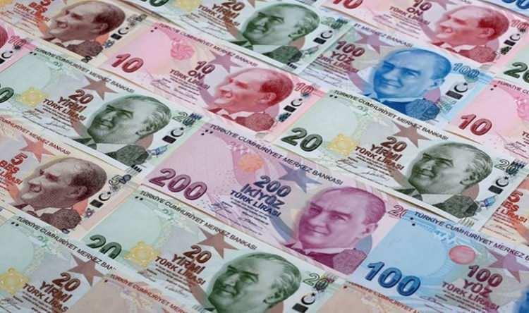 <p>Temmuz ayında başlattığımız Aile Destek Programı'nın bütçesini 15 milyar liradan, 40 milyar liraya çıkartıp kapsamını da genişleterek insanlarımızı zor günlerinde yalnız bırakmadık. Bu ay itibariyle Sosyal Yardımlaşma ve Dayanışma Vakıflarımızın aylık barınma yardımı bütçesini de artırarak 2 milyar 250 milyon liraya çıkardık. Ocak ayında yeniden düzenlediğimiz haliyle yaşlı aylığını 1537 liradan yaklaşık 2 bin liraya, yüzde 40-60 engelli aylığını 1223 liradan yaklaşık 1600 liraya, yüzde 70 üzeri engelli aylığını 1840 liradan yaklaşık 2 bin 400 liraya yükselttik. Sadece bu ay 3,5 milyon haneye 740 milyon lira elektrik tüketim desteği ödemesi yaptık. İhtiyaç sahibi 8 milyon 897 bin kişinin sağlık sigortası için 3,2 milyar lira ödemede bulunduk. Ücretli çalışanlarımıza işverenlerin yapacağı gıda ve yakacak yardımlarını gelir vergisinden istisna tuttuk. Kamu görevlilerimize, mutat maaş zamları yanında ek göstergeyle ve gelir vergisi tarife dilimleri güncellemesiyle, memur ve emeklilerimize de refah payı artışıyla ilave imkan sağladık."</p>
