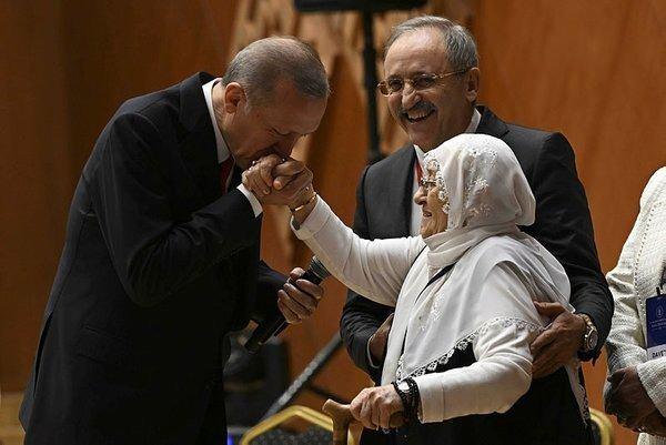 <p><span style="color:#FF0000"><strong>"FAKİRLERİN ELİNDEN TUTTU"</strong></span></p>
<p><span style="color:#000000"><strong>Erdoğan'ın 20 yıllık süreçte icraatlarını hatırlatan Alime Hanım, mikrofonu eline alarak "Türkiye'ye ne yapmadı ki… Fakirlerin elinden tuttu. İmam hatipler kapanmıştı açtı" şeklinde konuştu. </strong></span></p>