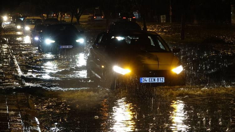 <p>Antalya'da kuvvetli fırtına ve yağış hayatı olumsuz etkiliyor.</p>
