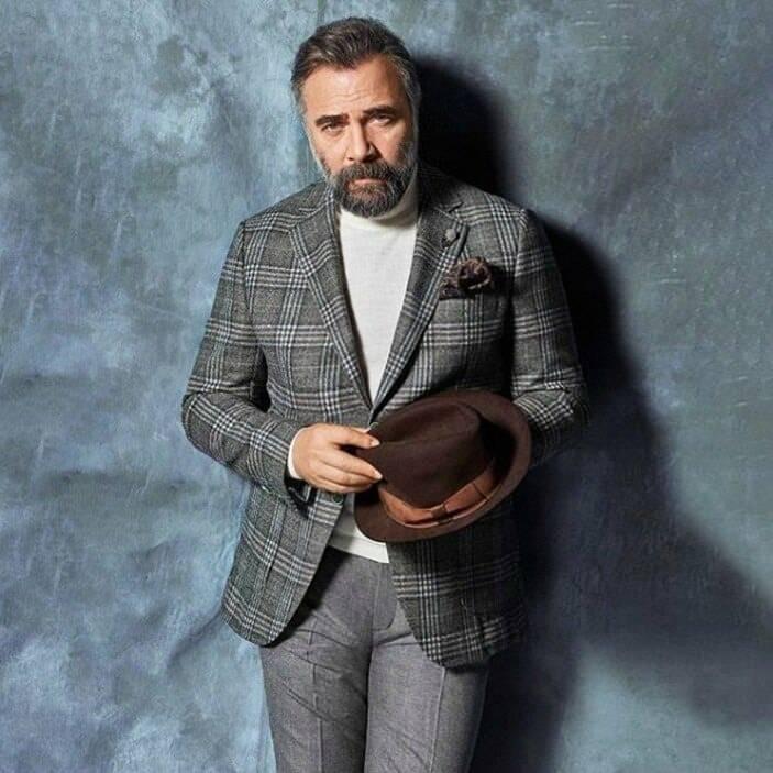 <p><span style="color:#000000"><strong>Alkışlar eşliğinde yeni yaşını kutlayan usta oyuncuya sosyal medya hesabından da hayranları tarafından binlerce doğum g&uuml;n&uuml; mesajı geldi.</strong></span></p>
