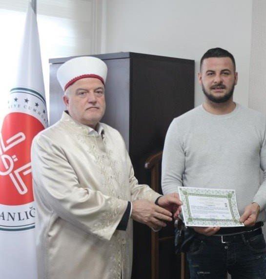 <p><span style="color:#000000"><strong>İlçe Müftüsü Uysal, Müslüman olan genç adama ihtida belgesinin yanı sıra, Diyanet İşleri Başkanlığının hazırladığı Kur'an-ı Kerim ile Fransızca meali ve İslam İlmihali armağan etti.</strong></span></p>
