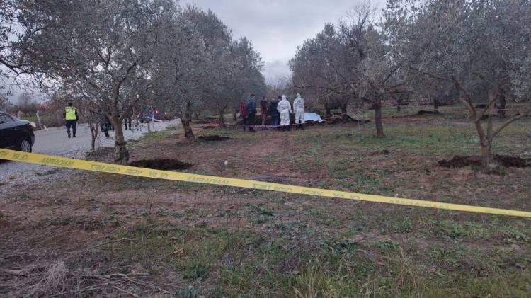 <p>GÜBREDEN ÇIKAN CESEDİN KADINA AİT OLDUĞU TESPİT EDİLDİ</p>
<p>Orhangazi’ye bağlı Yeniköy Mahallesi'nde bahçe sahibi B.S.'nin zeytin ağaçlarının altına attığı hayvan gübresinin içinde bulduğu cesedin 30’lu yaşlarda bir kadına ait olduğu tespit edildi.</p>