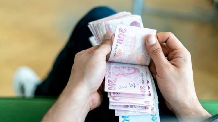<p>Başkan Erdoğan, bunları yaparken üretimin ve istihdamın kaynağı olan reel sektörü ihmal etmediklerini, iş dünyasının tüm kesimleriyle, finansmana erişimini en uygun şartlarla sağlayacak paketleri devreye aldıklarını belirterek, "Kullanılan kredilerin, üretken alanlara yönlendirilmesini sağlayacak mekanizmalar kurduk. Amacımız ülkemizin sınırlı kaynaklarından ayırdığımız finansmanın döviz gibi, tüketim gibi gereksiz yerlere değil, sürdürülebilir ve dengeli büyümeye gitmesini sağlamaktır. Hazine ve Maliye Bakanlığımızın 200 milyar liralık kefaleti karşılığında, reel sektöre kullandırılacak 250 milyar liralık kredi paketinde bu kritere özellikle önem veriyoruz. Halihazırda 14 farklı alanda faaliyet gösteren firmalarımızı selektif kredi politikamızla destekliyoruz." dedi.</p>

<p> </p>

