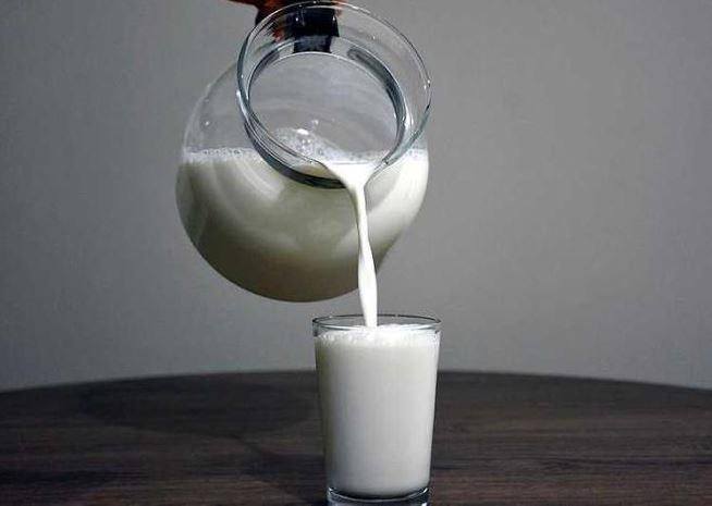 <p><strong>Süt ise kalsiyum ve fosfor açısından oldukça zengin bir içecektir.</strong></p>
