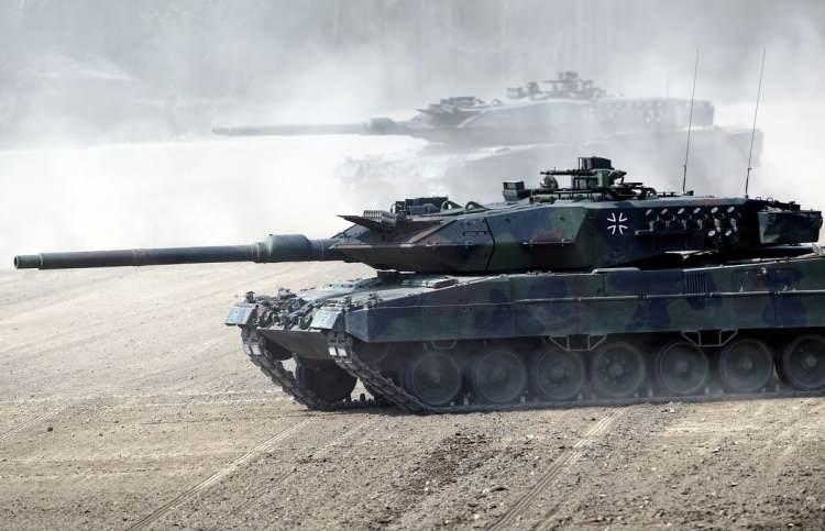 <p><strong>ALMAN LEOPARD 2 TANKININ ÖZELLİKLERİ NELER?</strong></p>
<p>-SAATTE 70 KİLOMETRE HIZ YAPABİLİYOR</p>
<p>-4 MÜRETTEBATA SAHİP</p>
<p>-MENZİLİ 450 KİLOMETREYE KADAR ÇIKABİLİYOR</p>
<p>-MAYIN, TANKSAVAR VE EL YAPIMI PATLAYICILARA KARŞI</p>
<p>-"ÇOK YÖNLÜ KORUMA" SAĞLIYOR</p>
<p><a href="https://www.ahaber.com.tr/galeri/dunya/abdnin-ukraynaya-verecegi-abrams-tanklari-ve-ozellikleri-neler-rusya-ukrayna-savasinin-seyrini-degistirir-mi/8">.</a></p>