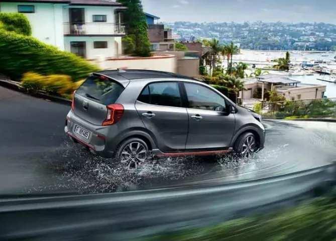 <p>Kia Picanto’nun 67 beygir güç ve 96 Nm tork üreten üç silindirli 1,0 litrelik benzinli ünitenin karma yakıt tüketimi 100 km’de 4,7 litre (fabrika verilerine göre).</p>
